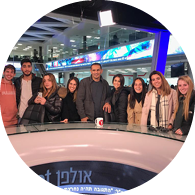 סטודנטים ביחד עם מרצה בתואר באולפון חדשות