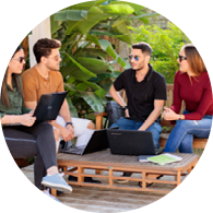 סטודנטים יושבים יחדיו