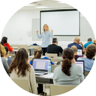 דינה ניר בשיעור בכיתה עם סטודנטים