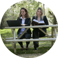 סטודנטיות יושבות יחדיו על ספסל בחצר הקמפוס