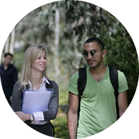 סטודנטים מתהלכים בחצר הקמפוס