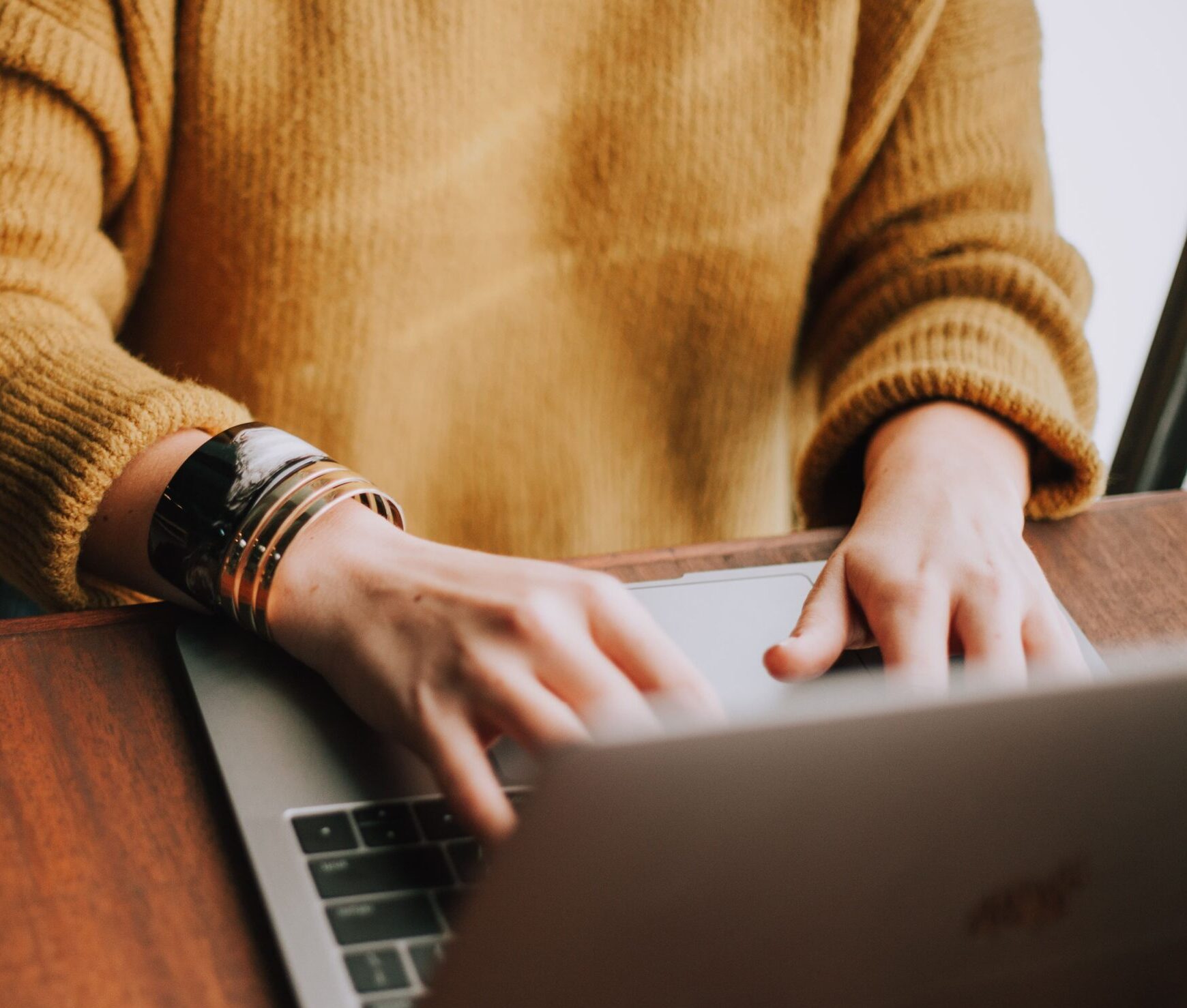 אישה עובדת על לפטופ