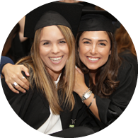 סטודנטיות בטקס סיום תואר