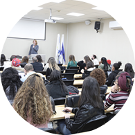 סטודנטים באמצע שיעור בכיתה