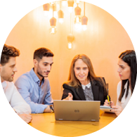 מרצה וסטודנטים בכיתה