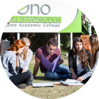 סטודנטים יושבים יחדיו בחצר הקמפוס