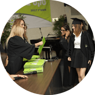 מרצה וסטודנטים בטקס סיום תואר